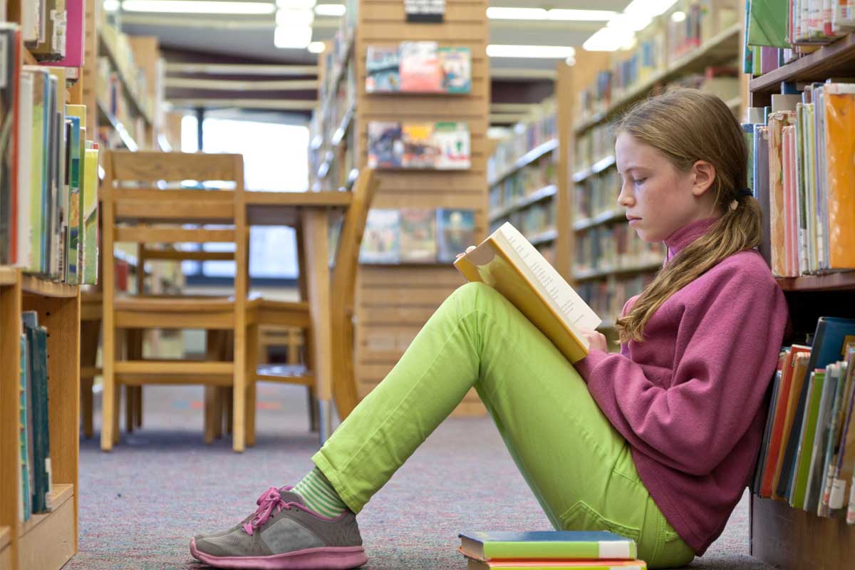 I m preparing. Студент читает. Молодая девушка читает в библиотеке. Девушка за чтением. Картинки чтение для девочки подростка.