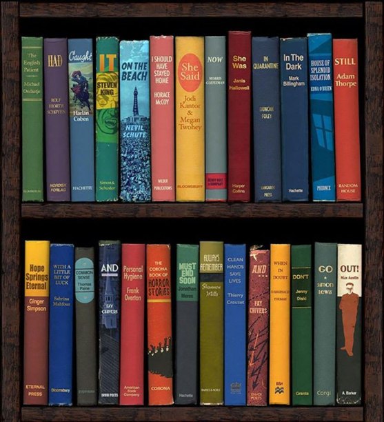 Un artista utiliza una estantería con títulos de libros para